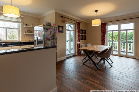 Neuwertiger Bungalow im amerikanischen Stil mit freiem Blick ins Gr�ne