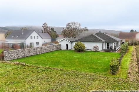 Neuwertiger Bungalow im amerikanischen Stil mit freiem Blick ins Gr�ne