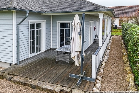 Neuwertiger Bungalow im amerikanischen Stil mit freiem Blick ins Gr�ne