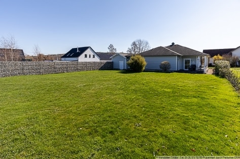 Neuwertiger Bungalow im amerikanischen Stil mit freiem Blick ins Gr�ne