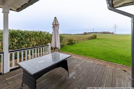 Neuwertiger Bungalow im amerikanischen Stil mit freiem Blick ins Gr�ne