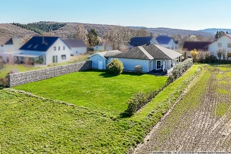 Neuwertiger Bungalow im amerikanischen Stil mit freiem Blick ins Gr�ne