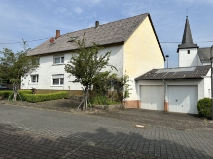 Oberstadtfeld: Einfamilienwohnhaus mit PKW-Garage und gemtlichen Gartengrundstck