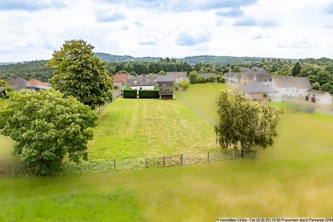 Ortsrandlage: Einfamilienhaus mit groem, ebenem Garten und Garage in der Vulkaneifel, Nhe Ulmen