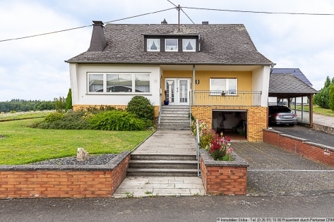 Ortsrandlage: Einfamilienhaus mit groem, ebenem Garten und Garage in der Vulkaneifel, Nhe Ulmen