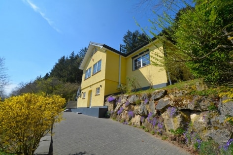 Perfekt gepflegtes, freistehendes Haus mit Garten, Terrasse, Garage und toller Aussicht