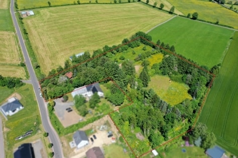 Pferdeliebhaber aufgepasst! Idyllisches Anwesen mit Holzblockhaus, Stallungen, Paddock & Weideland