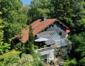 Pferdeliebhaber aufgepasst! Idyllisches Anwesen mit Holzblockhaus, Stallungen, Paddock & Weideland
