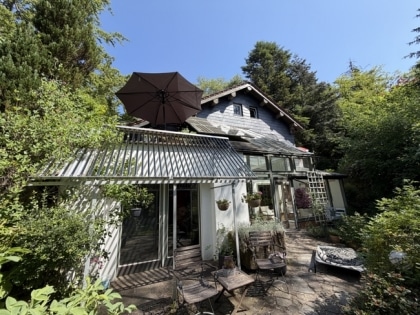 Pferdeliebhaber aufgepasst! Idyllisches Anwesen mit Holzblockhaus, Stallungen, Paddock & Weideland