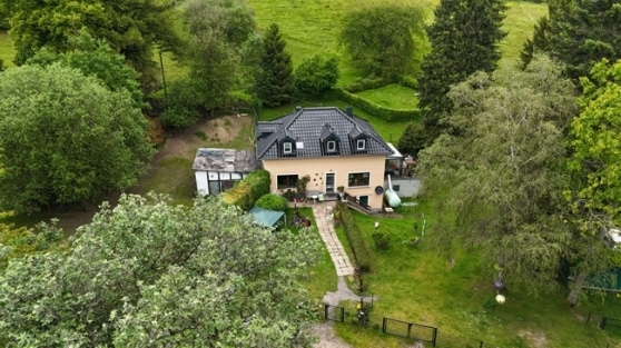 Pferdeliebhaber aufgepasst! Landhaus in Naturgebiet mit Wiese und Pferdeboxen