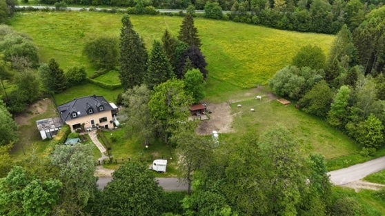 Pferdeliebhaber aufgepasst! Landhaus in Naturgebiet mit Wiese und Pferdeboxen