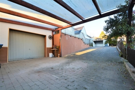 RESERVIERT Einseitig angebautes Wohnhaus mit Balkon, Carport, Garage und Garten