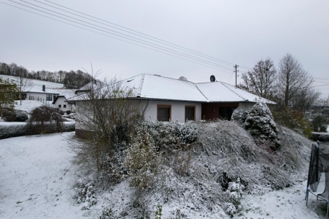 RESERVIERT Freistehender Bungalow mit Terrasse, Garten und Garage