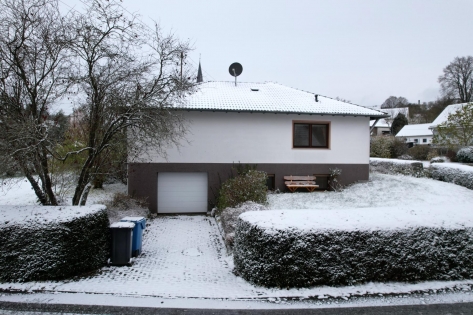 RESERVIERT Freistehender Bungalow mit Terrasse, Garten und Garage