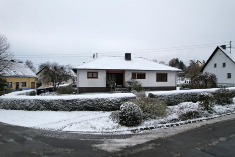 RESERVIERT Freistehender Bungalow mit Terrasse, Garten und Garage