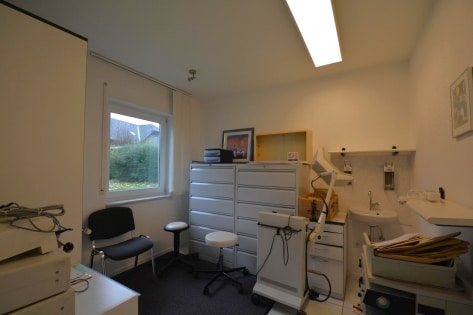 RESERVIERT Freistehendes Haus (ehemalige Arztpraxis mit Wohneinheit) auf schnem Grundstck mit Parkpltzen und Garage