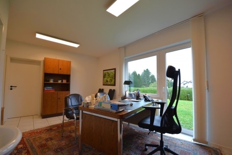 RESERVIERT Freistehendes Haus (ehemalige Arztpraxis mit Wohneinheit) auf schnem Grundstck mit Parkpltzen und Garage