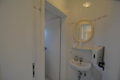 RESERVIERT Freistehendes Haus (ehemalige Arztpraxis mit Wohneinheit) auf schnem Grundstck mit Parkpltzen und Garage