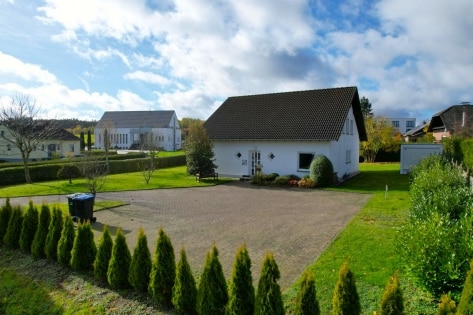 RESERVIERT Freistehendes Haus (ehemalige Arztpraxis mit Wohneinheit) auf schnem Grundstck mit Parkpltzen und Garage
