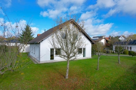 RESERVIERT Freistehendes Haus (ehemalige Arztpraxis mit Wohneinheit) auf schnem Grundstck mit Parkpltzen und Garage