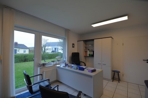 RESERVIERT Freistehendes Haus (ehemalige Arztpraxis mit Wohneinheit) auf schnem Grundstck mit Parkpltzen und Garage