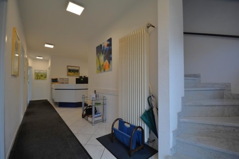 RESERVIERT Freistehendes Haus (ehemalige Arztpraxis mit Wohneinheit) auf schnem Grundstck mit Parkpltzen und Garage