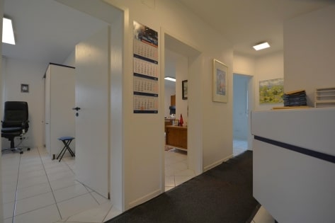 RESERVIERT Freistehendes Haus (ehemalige Arztpraxis mit Wohneinheit) auf schnem Grundstck mit Parkpltzen und Garage