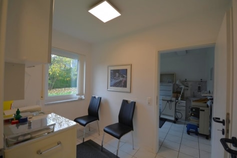 RESERVIERT Freistehendes Haus (ehemalige Arztpraxis mit Wohneinheit) auf schnem Grundstck mit Parkpltzen und Garage