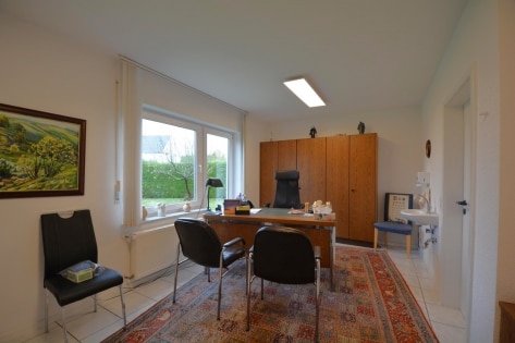 RESERVIERT Freistehendes Haus (ehemalige Arztpraxis mit Wohneinheit) auf schnem Grundstck mit Parkpltzen und Garage