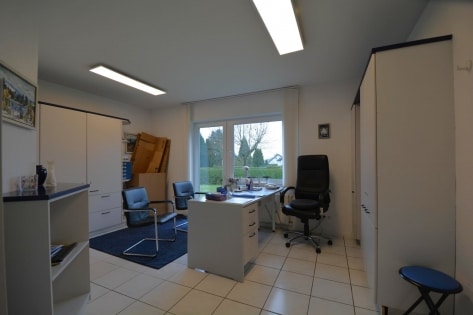 RESERVIERT Freistehendes Haus (ehemalige Arztpraxis mit Wohneinheit) auf schnem Grundstck mit Parkpltzen und Garage