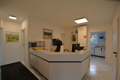 RESERVIERT Freistehendes Haus (ehemalige Arztpraxis mit Wohneinheit) auf schnem Grundstck mit Parkpltzen und Garage