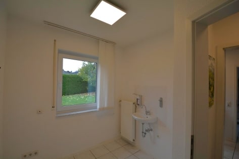 RESERVIERT Freistehendes Haus (ehemalige Arztpraxis mit Wohneinheit) auf schnem Grundstck mit Parkpltzen und Garage