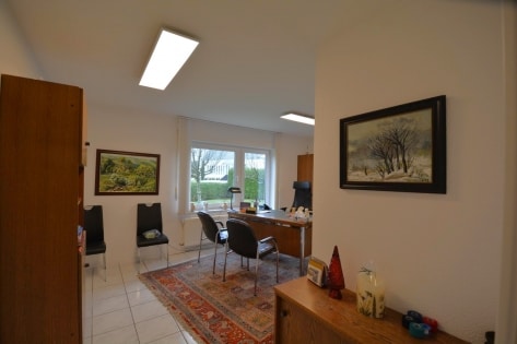 RESERVIERT Freistehendes Haus (ehemalige Arztpraxis mit Wohneinheit) auf schnem Grundstck mit Parkpltzen und Garage