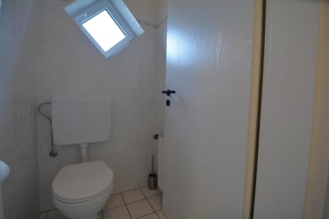 RESERVIERT Freistehendes Haus (ehemalige Arztpraxis mit Wohneinheit) auf schnem Grundstck mit Parkpltzen und Garage