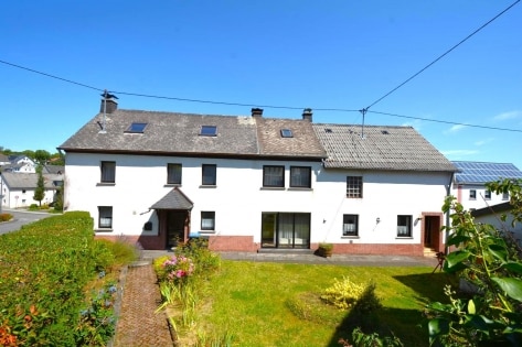 RESERVIERT Gerumiges Wohnhaus mit Garten und 3 Garagen