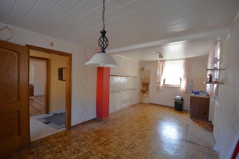 RESERVIERT Gerumiges Wohnhaus mit Garten und 3 Garagen