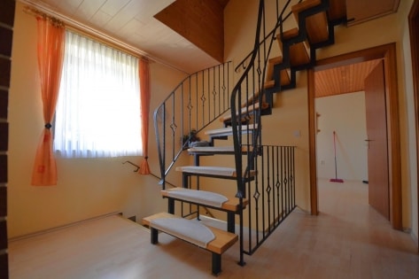 RESERVIERT Gerumiges Wohnhaus mit Garten und 3 Garagen