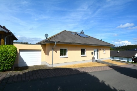 RESERVIERT Ruhig gelegener, freistehender Bungalow mit Garage, berdachter Terrasse und schner Aussicht 