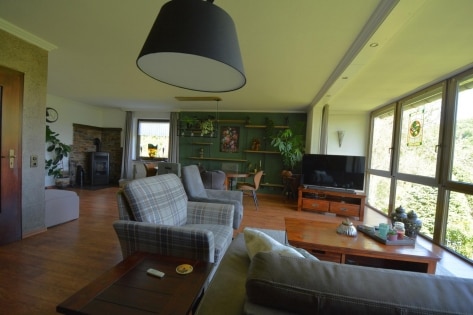 RESERVIERT Ruhig gelegenes, freistehendes Haus mit Einliegerwohnung, berdachter Terrasse, Garage, PV-Anlage und schner Aussicht