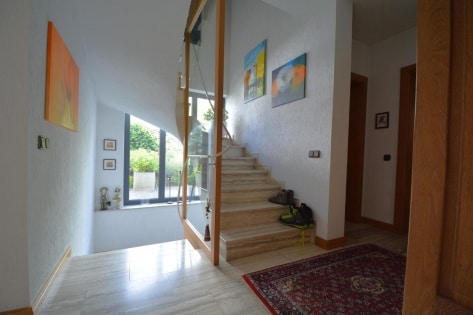 RESERVIERT Ruhig gelegenes, freistehendes Haus mit Garten, Terrasse, PV-Anlage, Garage und Aussicht