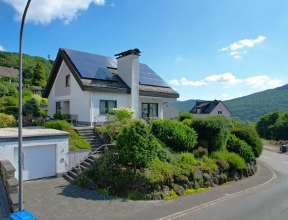 RESERVIERT Ruhig gelegenes, freistehendes Haus mit Garten, Terrasse, PV-Anlage, Garage und Aussicht