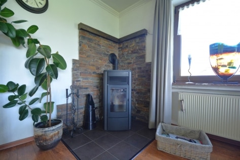 RESERVIERT Ruhig gelegenes, freistehendes Haus mit Einliegerwohnung, berdachter Terrasse, Garage, PV-Anlage und schner Aussicht