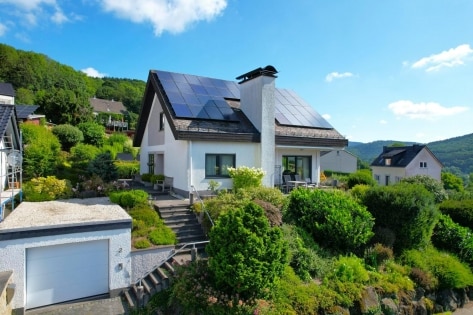 RESERVIERT Ruhig gelegenes, freistehendes Haus mit Garten, Terrasse, PV-Anlage, Garage und Aussicht
