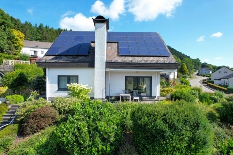 RESERVIERT Ruhig gelegenes, freistehendes Haus mit Garten, Terrasse, PV-Anlage, Garage und Aussicht