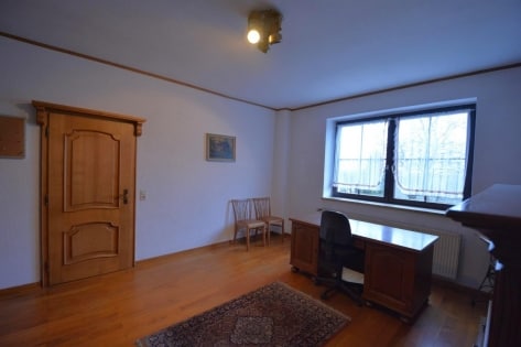 RESERVIERT Ruhig gelegenes, ger�umiges Wohnhaus mit Halle, Garage, Wiese und Pferdestall auf einem 6.197 m� gro�en Grundst�ck