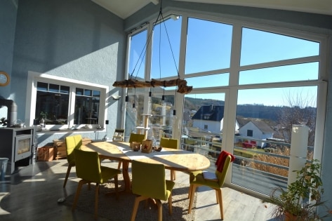 RESERVIERT Ruhig gelegenes, schnes Wohnhaus mit Wintergarten, berdachter Terrasse, Balkon, Garten, Gartenhaus, Doppelgarage, PV-Anlage und schner Aussicht