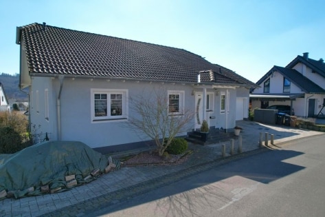 RESERVIERT Ruhig gelegenes, schnes Wohnhaus mit Wintergarten, berdachter Terrasse, Balkon, Garten, Gartenhaus, Doppelgarage, PV-Anlage und schner Aussicht