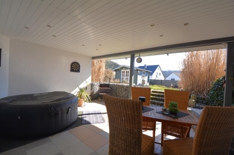 RESERVIERT Ruhig gelegenes, schnes Wohnhaus mit Wintergarten, berdachter Terrasse, Balkon, Garten, Gartenhaus, Doppelgarage, PV-Anlage und schner Aussicht