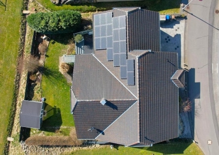 RESERVIERT Ruhig gelegenes, schnes Wohnhaus mit Wintergarten, berdachter Terrasse, Balkon, Garten, Gartenhaus, Doppelgarage, PV-Anlage und schner Aussicht