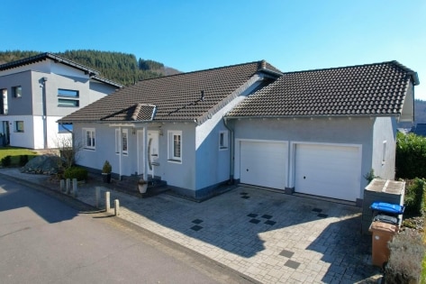 RESERVIERT Ruhig gelegenes, schnes Wohnhaus mit Wintergarten, berdachter Terrasse, Balkon, Garten, Gartenhaus, Doppelgarage, PV-Anlage und schner Aussicht